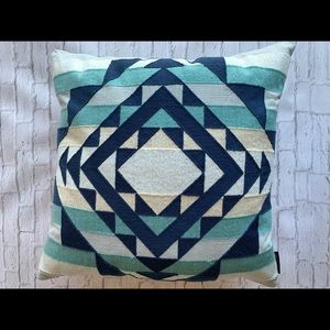 Pendleton 20/20 throw pillow set
